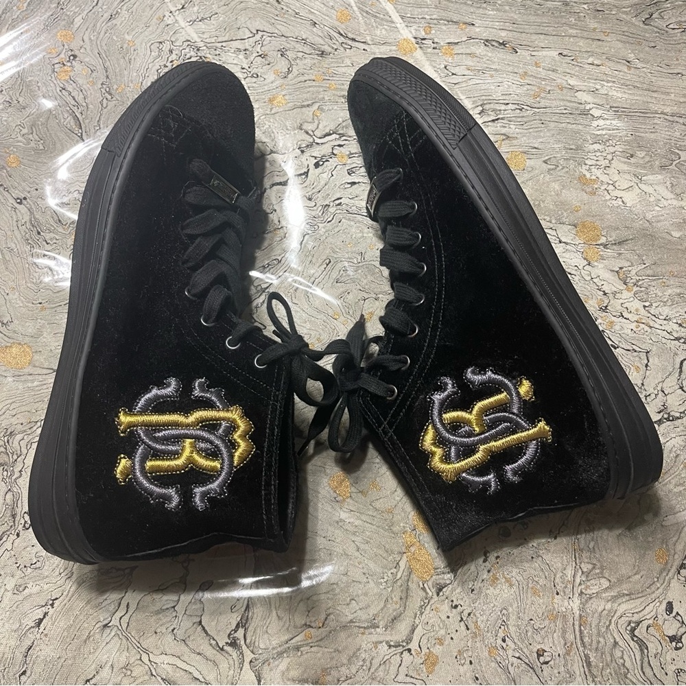 Roberto Cavalli Men Velvet High Top Sneakers
Black size 43 1/2
Round-Toes